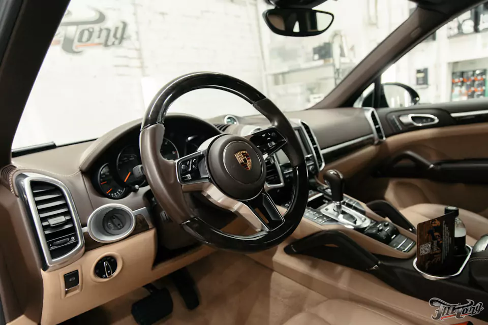 Комплексная химчистка салона и обработка кожи керамикой для Porsche Cayenne